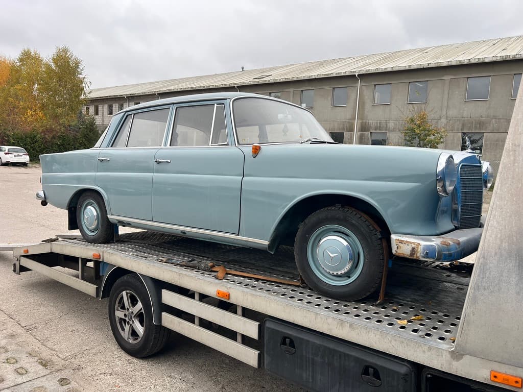 Transport auta zabytkowego na lawecie HELP-CAR Transport auta zabytkowego na lawecie HELP-CAR