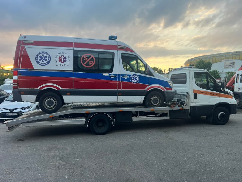 Transport pojazdu specjalnego na lawecie HELP-CAR Transport pojazdu specjalnego na lawecie HELP-CAR